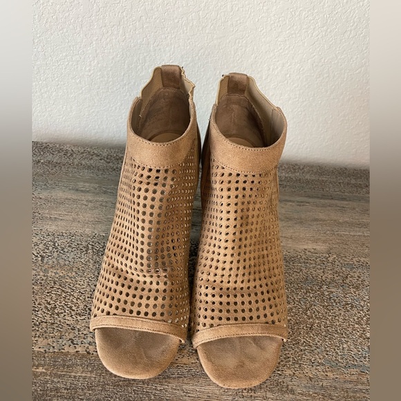 Guess Olysa Sandal Tan Size 7.5 Women’s Open Toe Slip On Block Heel - Picture 3 of 11